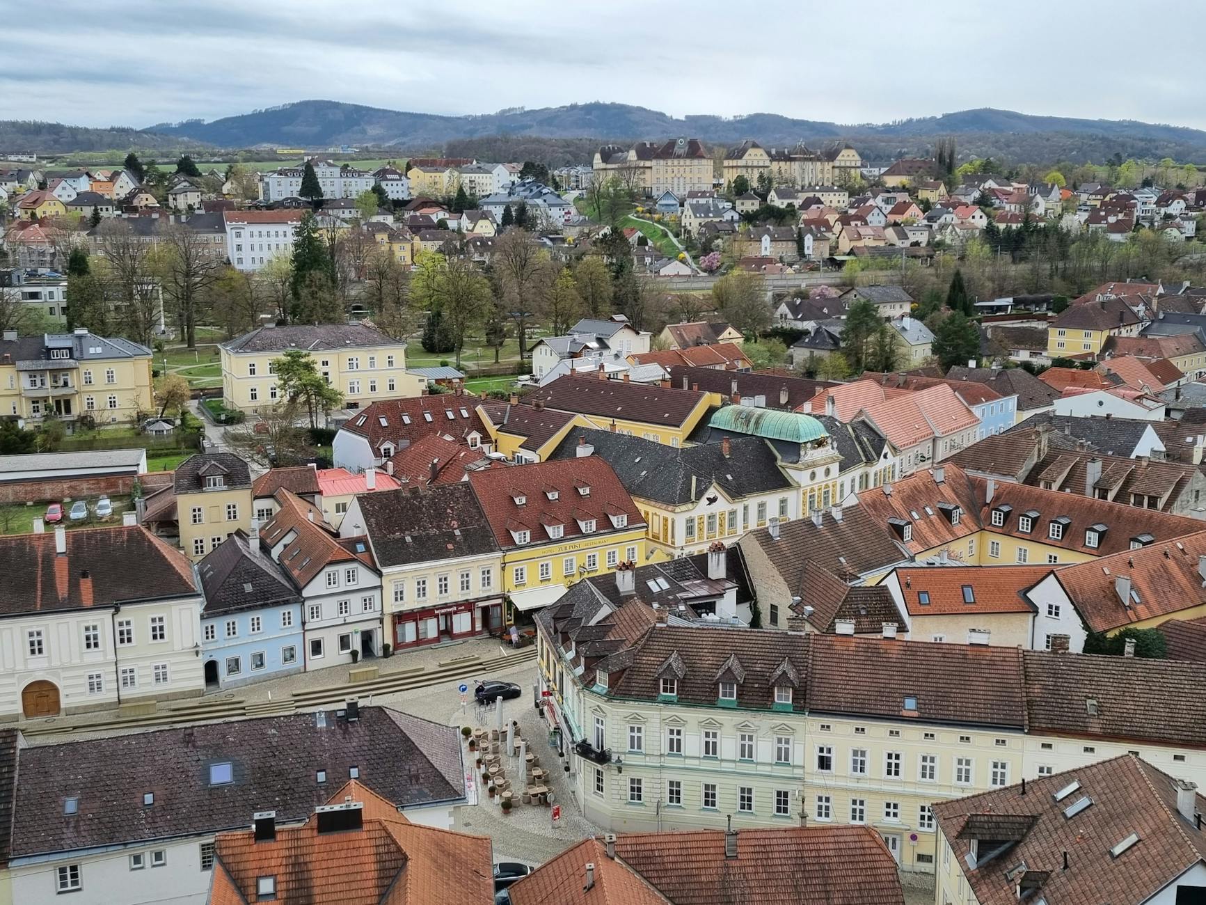 Panorama dachów miasteczka Melk i zielonego krajobrazu w Dolnej Austrii