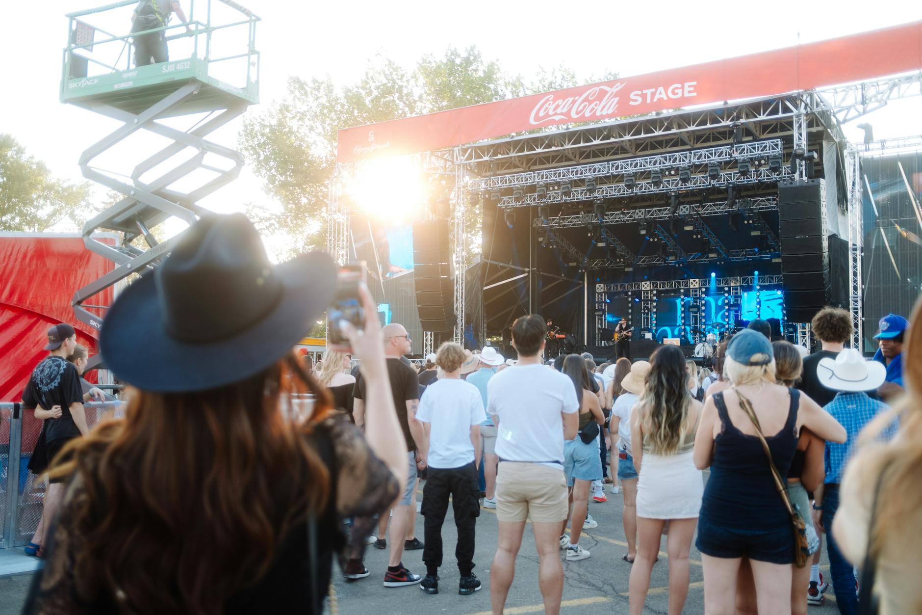 Tłum fanów bawiących się na plenerowym festiwalu muzycznym w Kanadzie