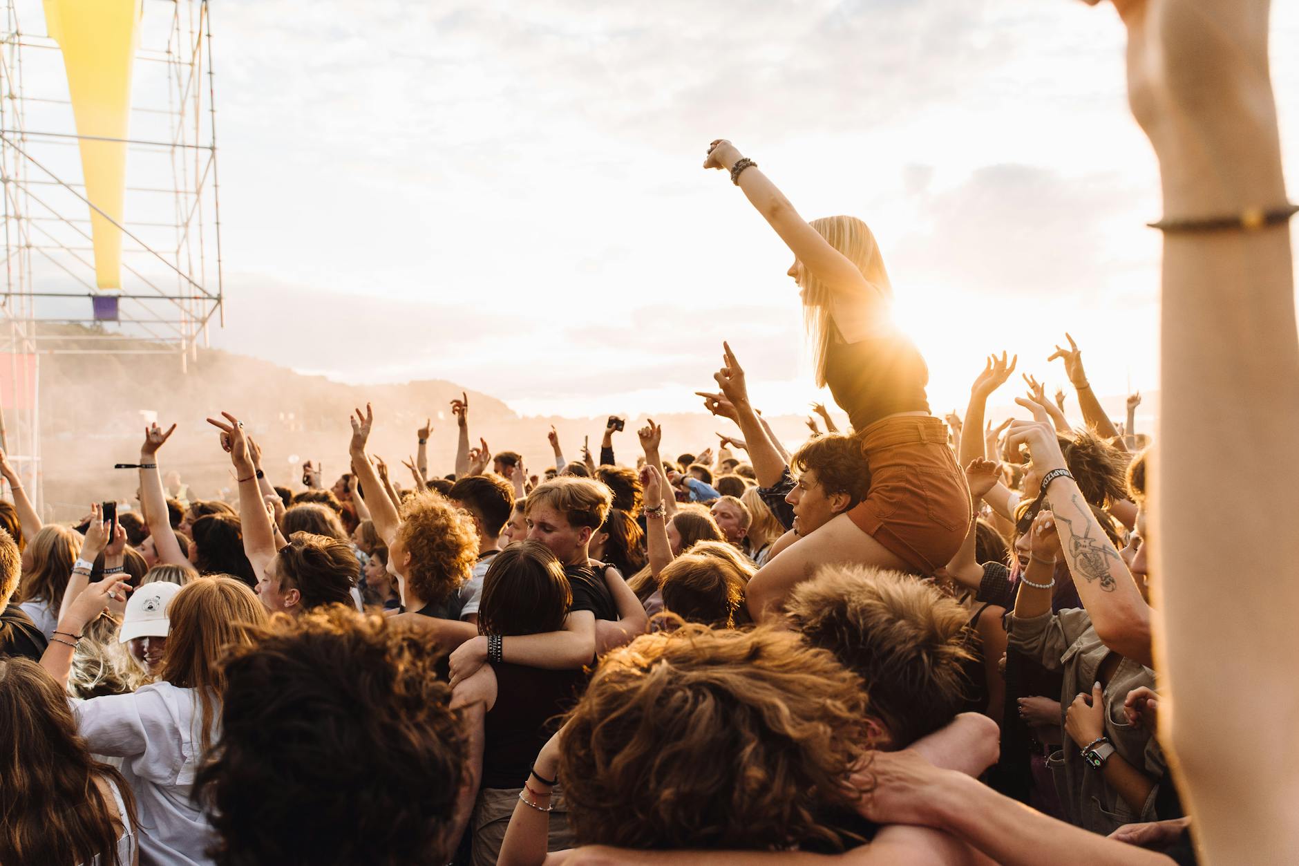 Tłum festiwalowiczów bawi się przy koncercie o zachodzie słońca