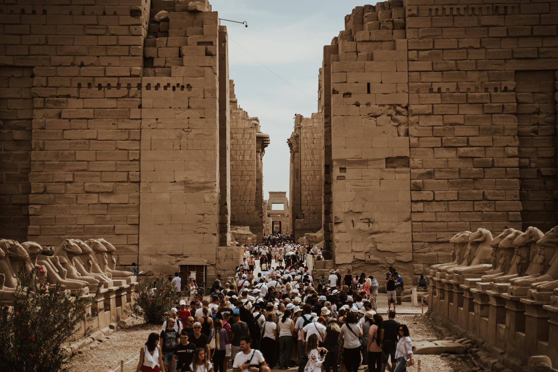 Turyści zwiedzają zatłoczoną świątynię Karnak w Luksorze