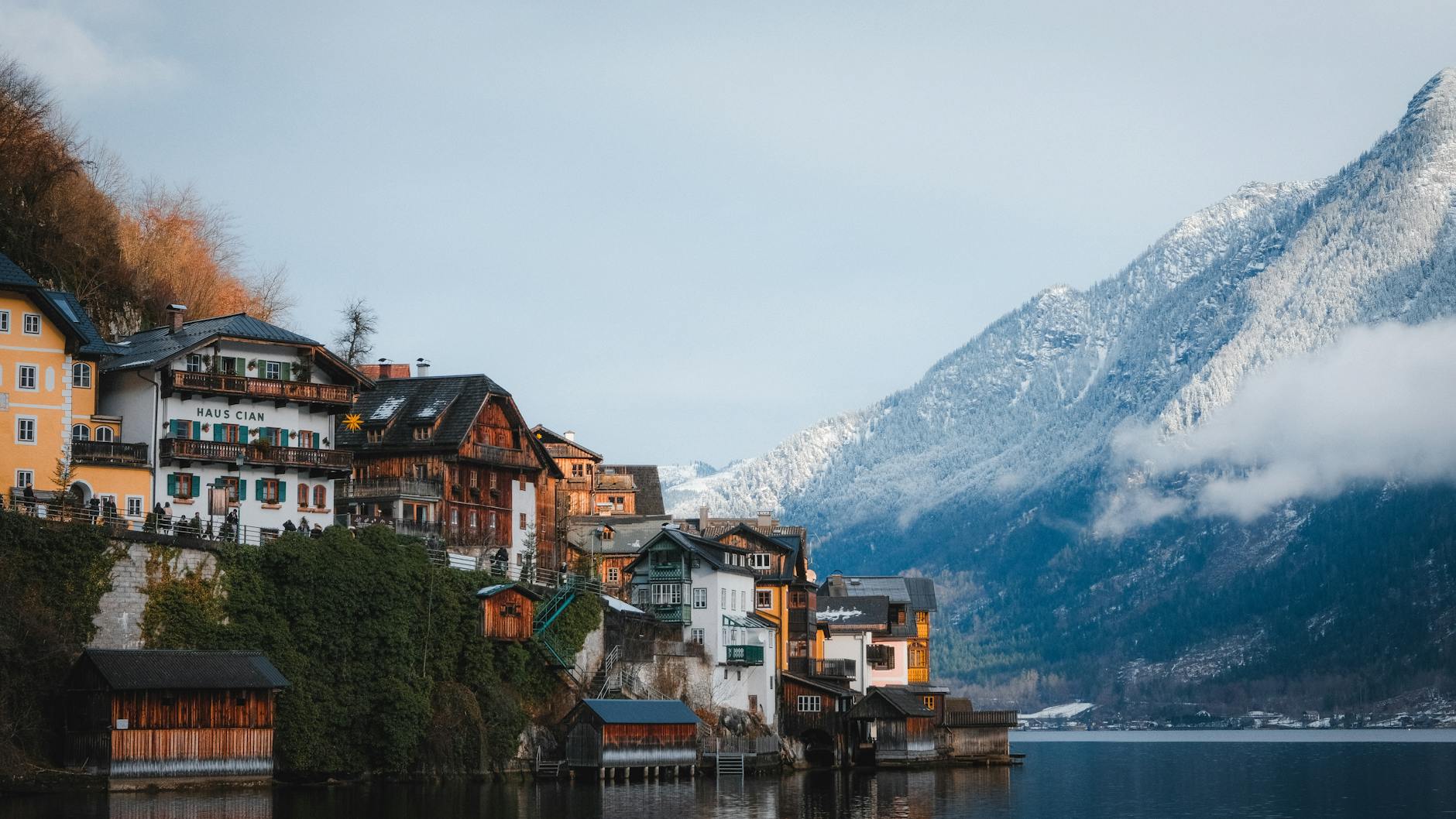 Zimowy poranek nad jeziorem w Hallstatt z kolorowymi domami