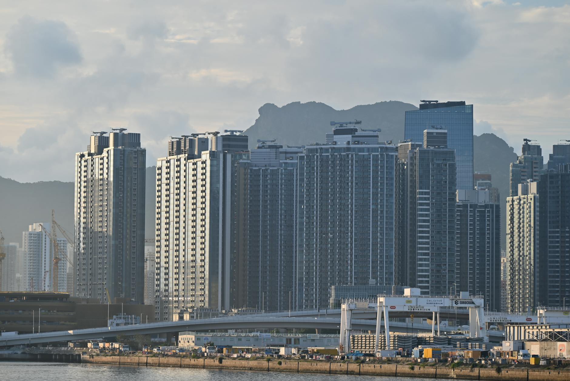 Panorama Hongkongu z wieżowcami na tle gór
