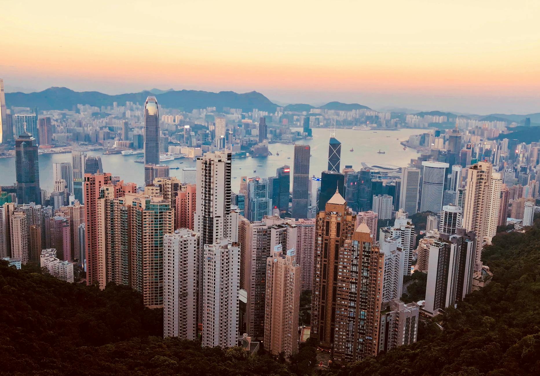 Panorama wieżowców Kowloon nad zatoką Hongkongu o zachodzie słońca