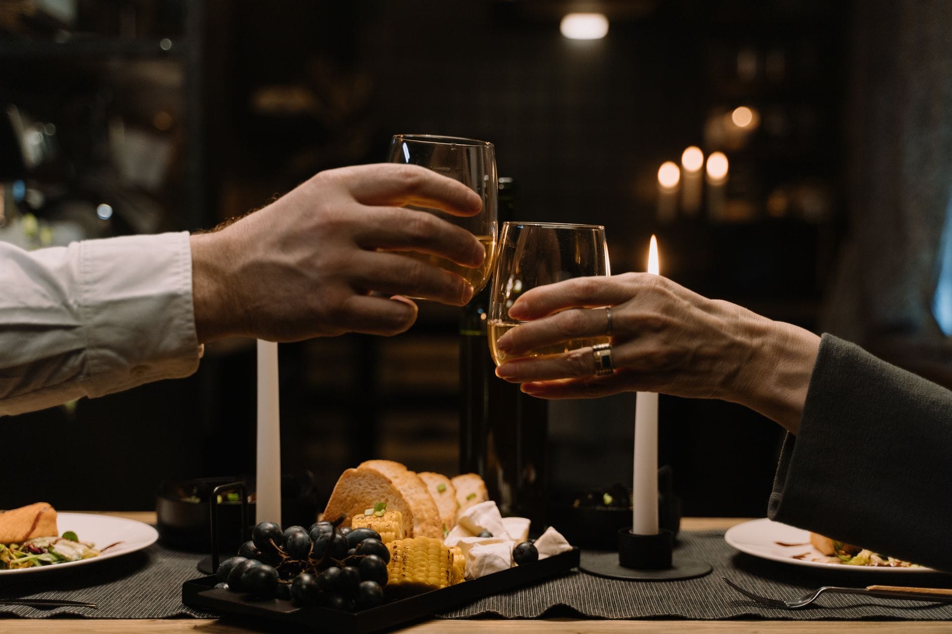 Romantyczna kolacja w domu z winem, świecami i przekąskami