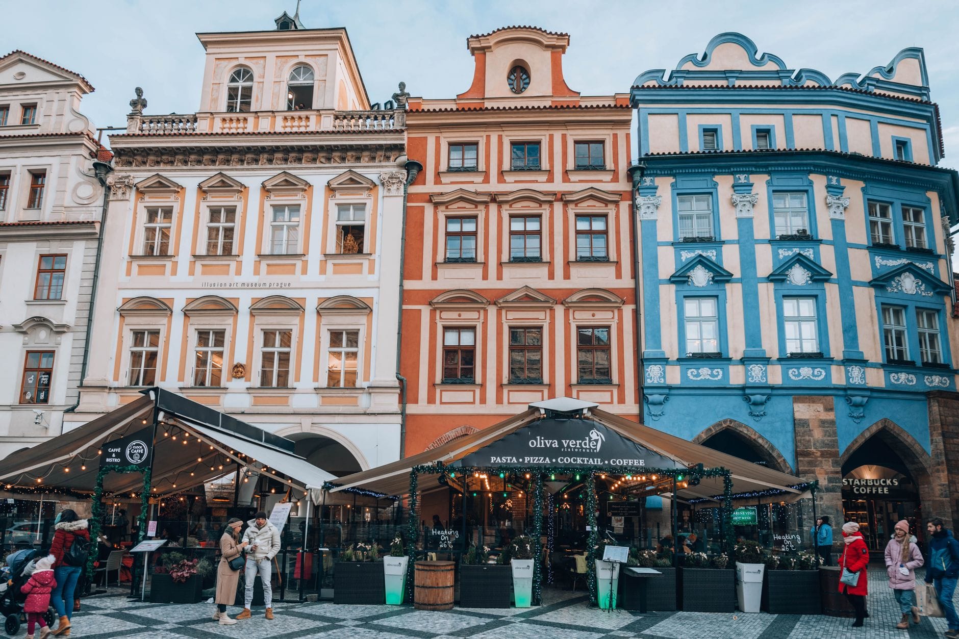 Ulica w europejskim mieście z kolorowymi kamienicami i gwarnymi kawiarniami