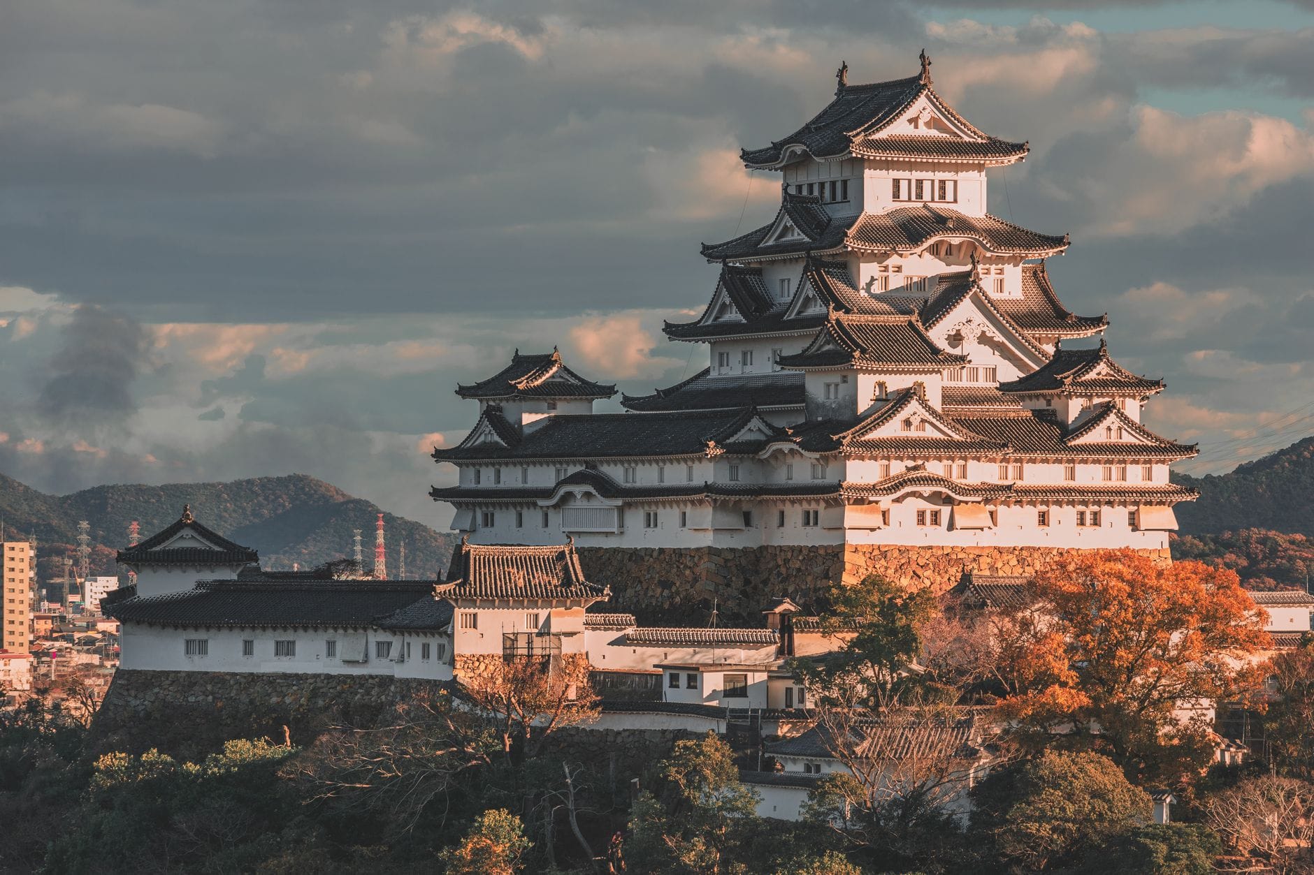Zamek Himeji w jesiennej scenerii japońskiego ogrodu