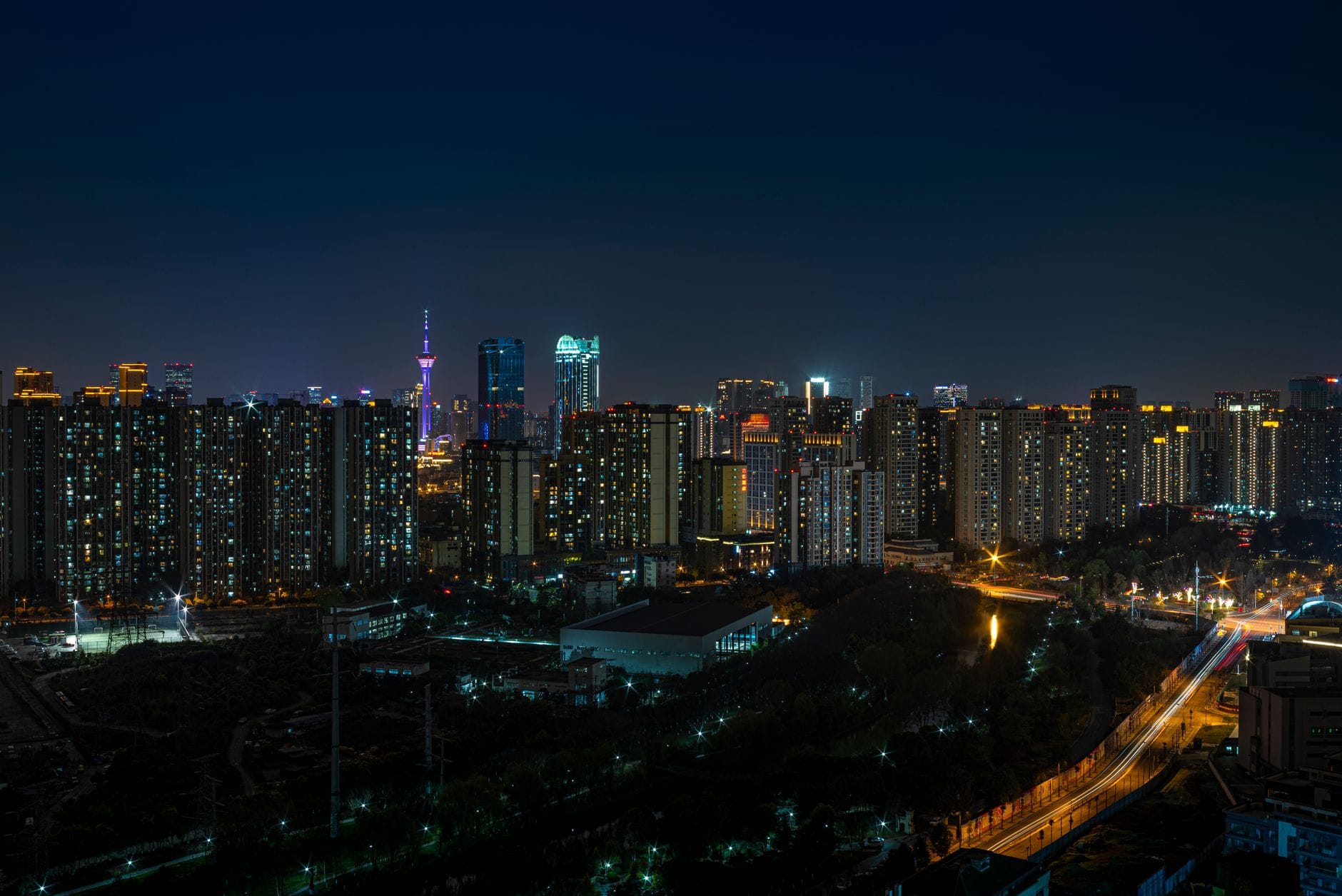 Nocna panorama Chengdu z nowoczesnymi wieżowcami i światłami miasta