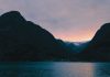 Fiord w Norwegii o zachodzie słońca na tle strzelistych gór