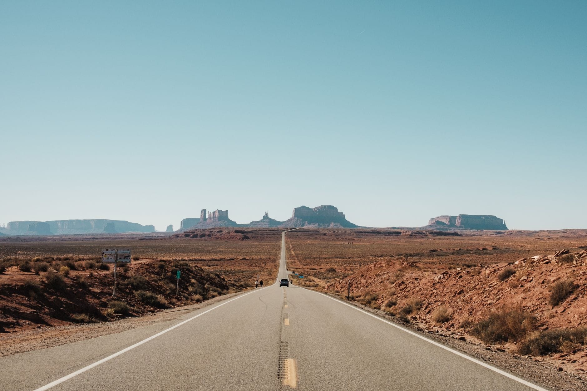 Prosta droga przez Monument Valley podczas słonecznego dnia