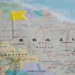 Brazylia na własną rękę: praktyczne porady dla pierwszej i kolejnej podróży Zbliżenie mapy z żółtą pinezką wskazującą lokalizację w Brazylii