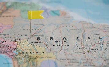 Brazylia na własną rękę: praktyczne porady dla pierwszej i kolejnej podróży Zbliżenie mapy z żółtą pinezką wskazującą lokalizację w Brazylii