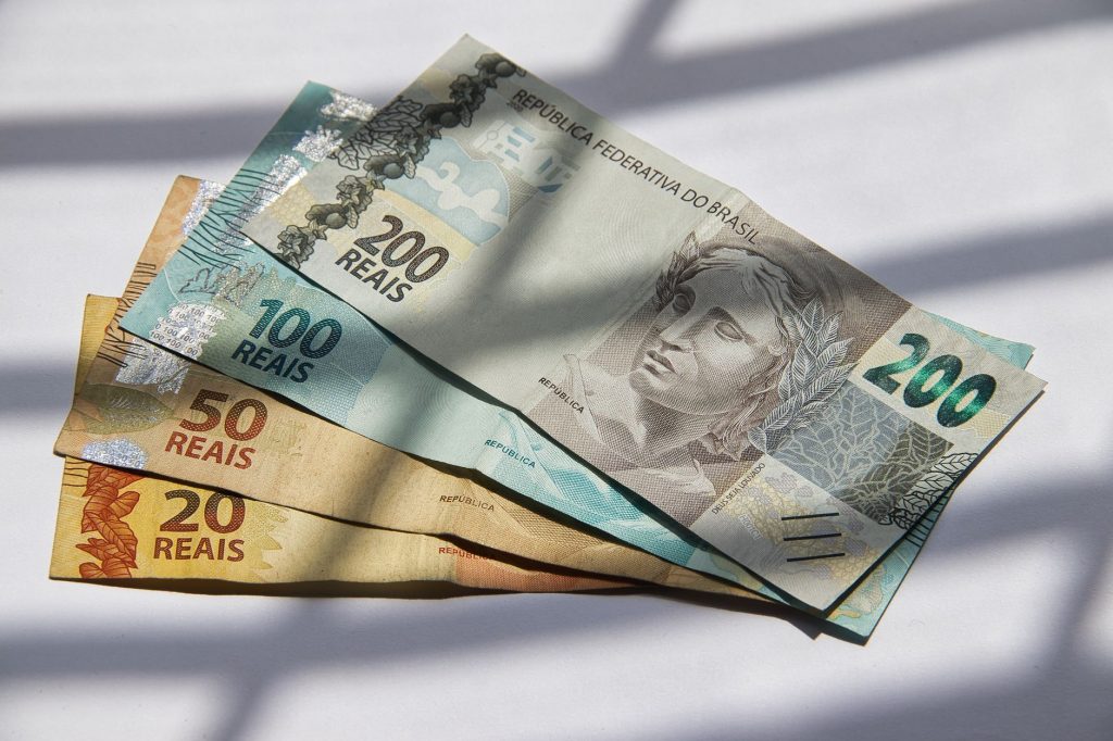 Banknoty reala brazylijskiego w świetle słonecznym