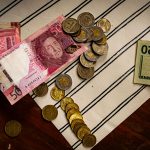 Płatności w Kolumbii: gotówka, karty wielowalutowe czy bankomaty bez prowizji? Peruwiańskie banknoty, dolary i monety na pasiastym tle